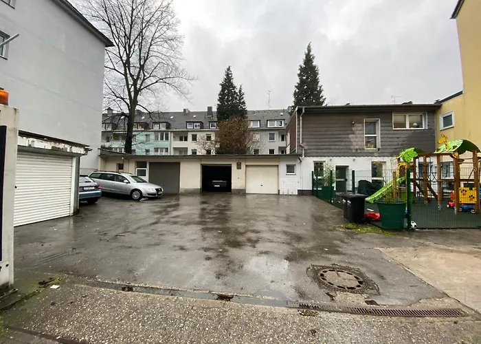 Riesen Bett, Strassenbahn Vor Der Tuer, Beste Lage, Nah Zur Messe, Keine Rechnungen