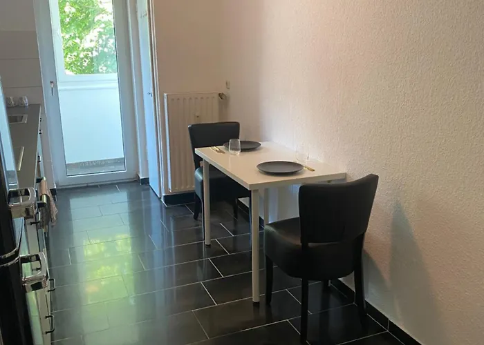 Riesen Bett, Strassenbahn Vor Der Tuer, Beste Lage, Nah Zur Messe, Keine Rechnungen