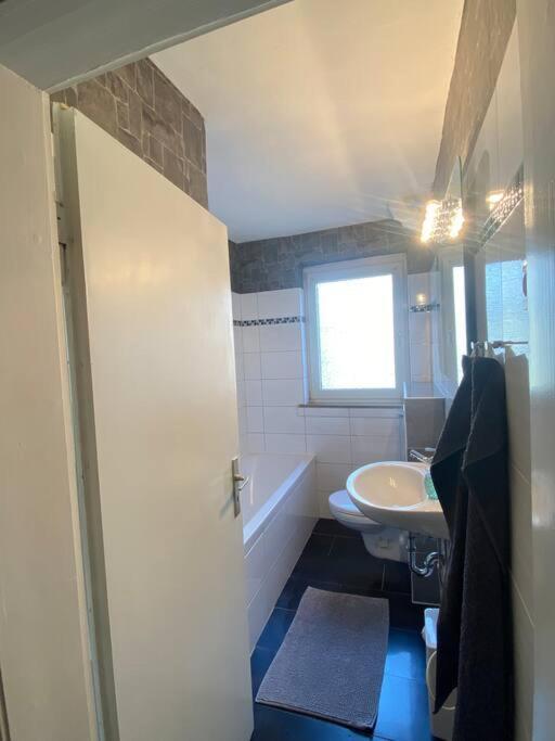 Riesen Bett, Strassenbahn Vor Der Tuer, Lage, Nah Zur Messe, Keine Rechnungen Apartment *