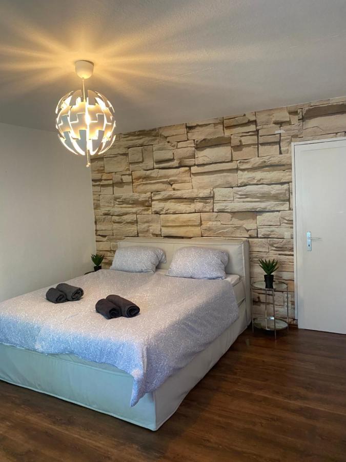 Apartment Riesen Bett, Strassenbahn Vor Der Tuer, Lage, Nah Zur Messe, Keine Rechnungen Essen