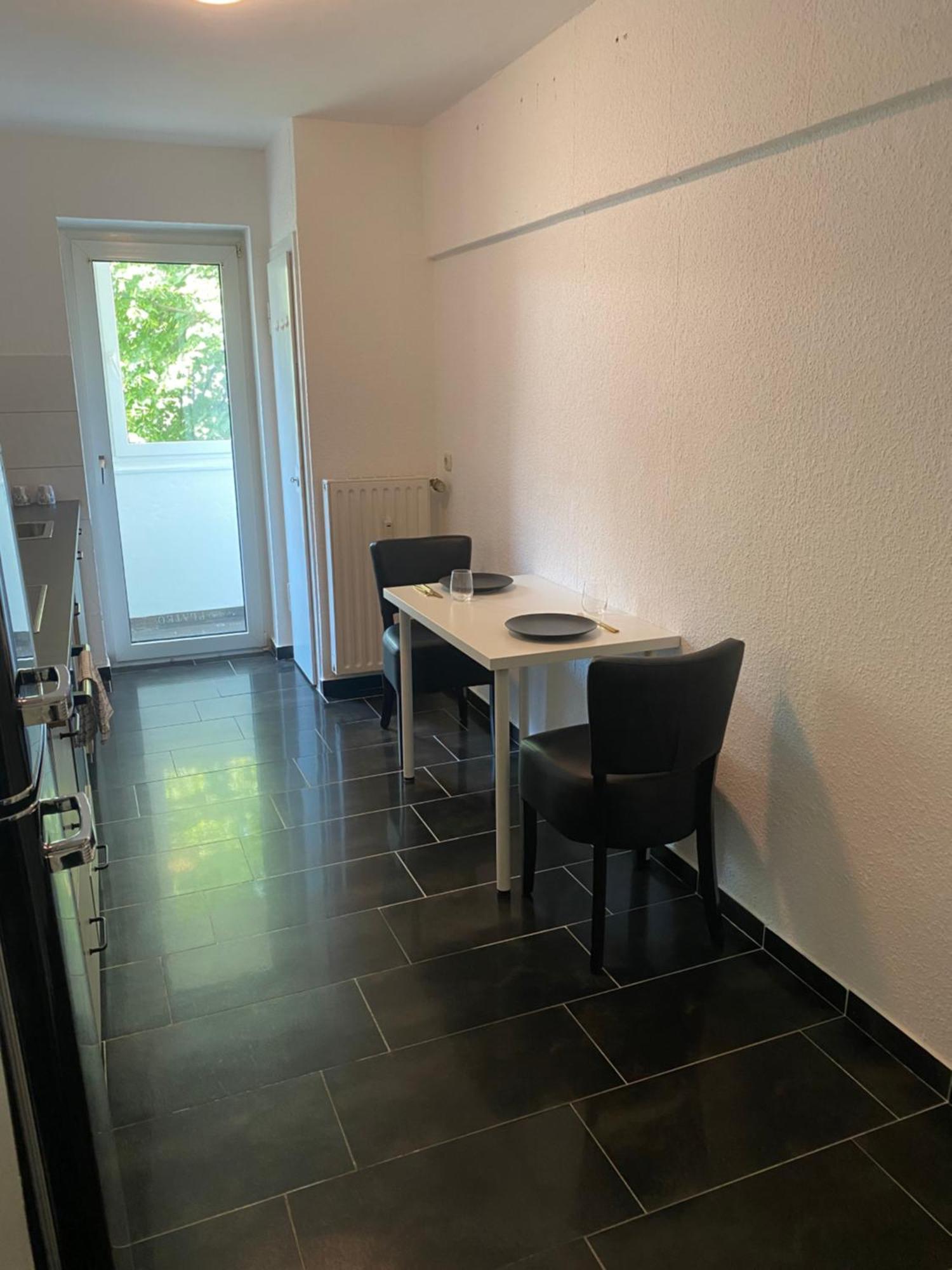 Apartment Riesen Bett, Strassenbahn Vor Der Tuer, Lage, Nah Zur Messe, Keine Rechnungen *
